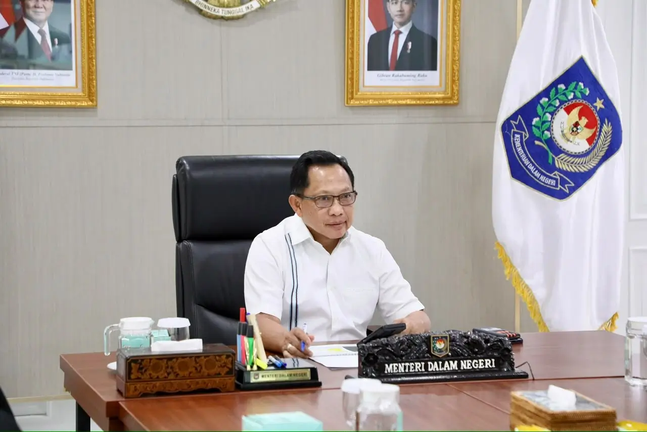 Menteri Dalam Negeri Tito Karnavian memberikan arahan kewaspadaan dan kebijakan WFH bagi ASN saat erupsi Gunung Anak Krakatau