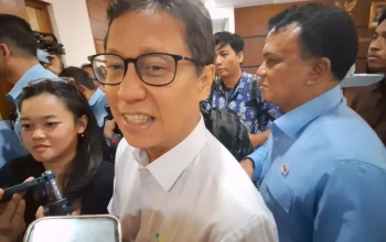 Menteri Kesehatan (Menkes) mengimbau masyarakat untuk tidak keluar dan mengungkap bahaya dari abu vulkanik Gunung Anak Krakatau bagi kesehatan tubuh.