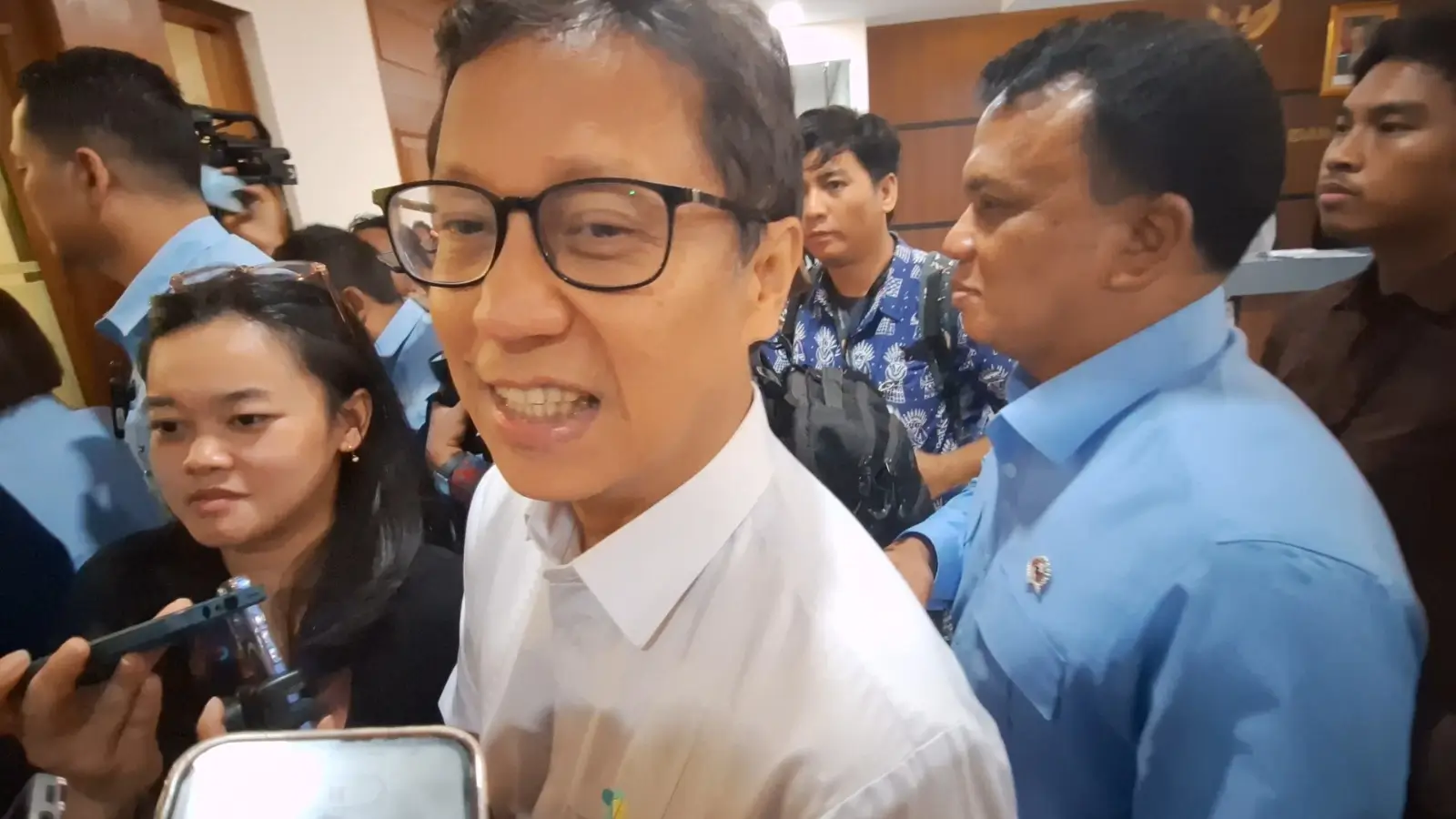 Menteri Kesehatan (Menkes) mengimbau masyarakat untuk tidak keluar dan mengungkap bahaya dari abu vulkanik Gunung Anak Krakatau bagi kesehatan tubuh.