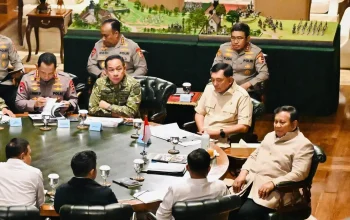 Presiden Prabowo Subianto mengadakan rapat terbatas memanggil Panglima TNI dan Kapolri untuk membahas percepatan penanganan karhutla di Sumatera dan Kalimantan