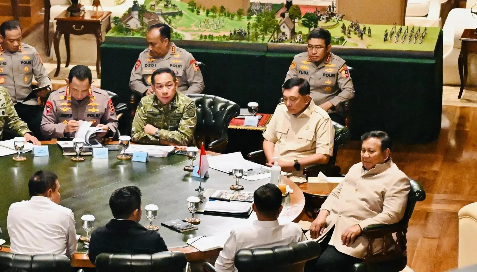 Presiden Prabowo Subianto mengadakan rapat terbatas memanggil Panglima TNI dan Kapolri untuk membahas percepatan penanganan karhutla di Sumatera dan Kalimantan