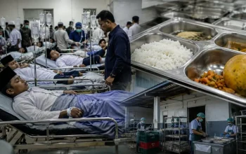 Ratusan santri Pondok Pesantren Manbaul Hikam Sidoarjo mengalami keracunan diduga dari makanan program Makan Bergizi Gratis dan dilarikan ke rumah sakit