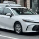 Tampilan depan dan samping Toyota Camry generasi terbaru dengan desain modern rendah dan elegan