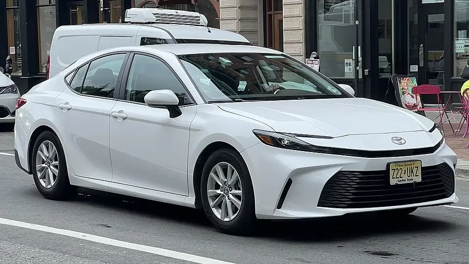 Tampilan depan dan samping Toyota Camry generasi terbaru dengan desain modern rendah dan elegan