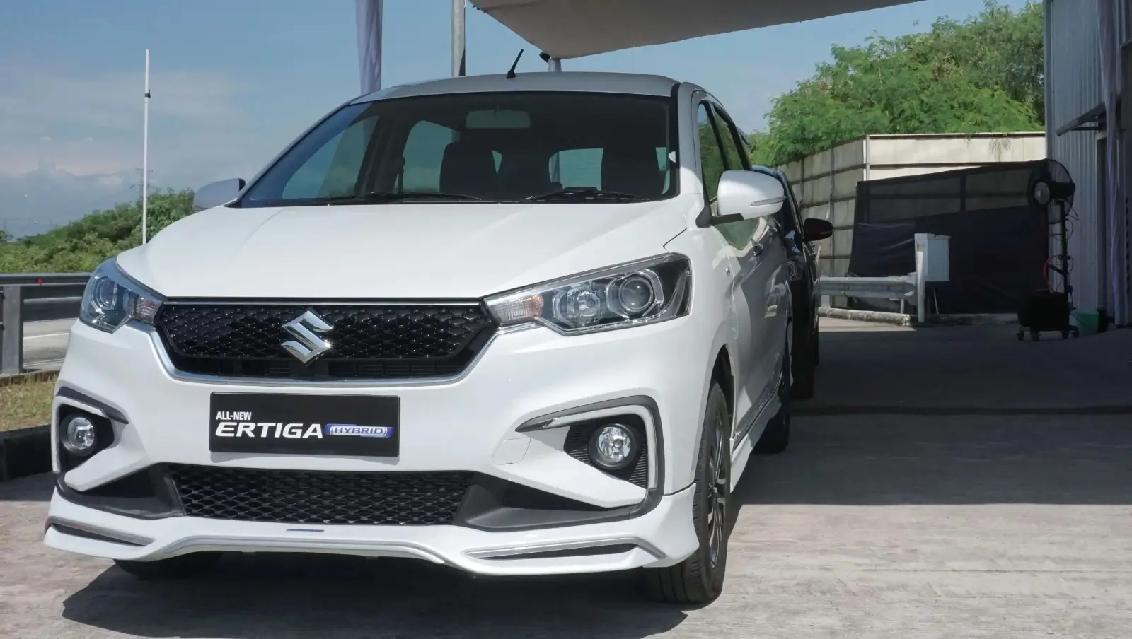 Tampilan depan dan samping Suzuki All New Ertiga dengan desain penyegaran tampilan modern
