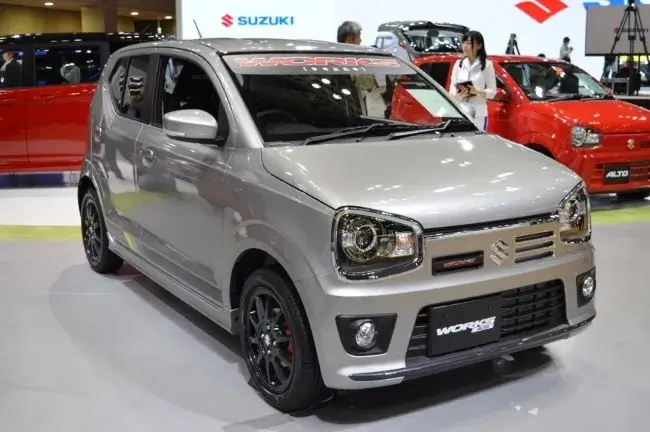 Tampilan Suzuki Alto 800 bodi mungil bermesin 796 cc irit bahan bakar cocok untuk kendaraan harian perkotaan