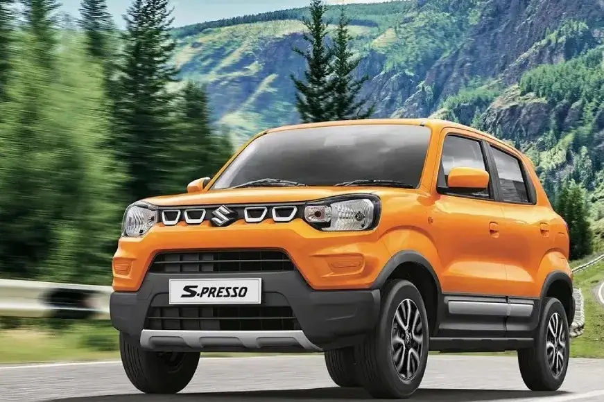 Tampilan depan dan samping Suzuki S-Presso terbaru dengan desain bodi tegak dan pelek alloy 14 inci