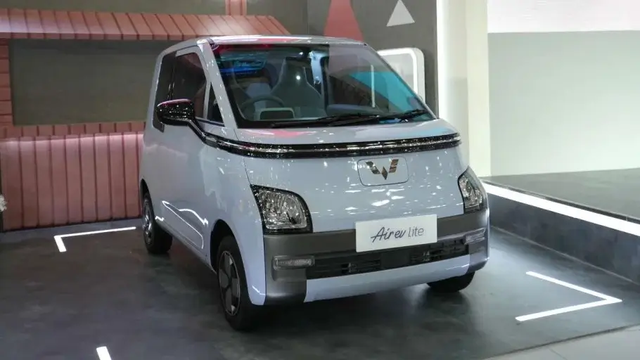 Tampilan depan Wuling New Air EV Lite mobil listrik mungil berdesain modern